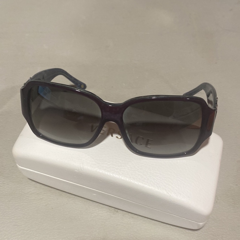Authentic VERSACE brand new sunglasses with square frame in rhinestones on the V - Picture 3 of 10